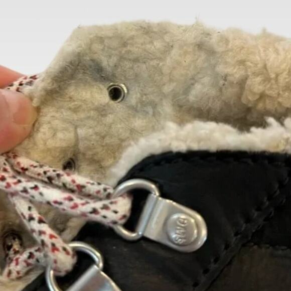 DR. MARTENS AIR WAIR Combs Wyoming Sherpa Fur Laced Womens Boots Sz 9. Great! - Picture 7 of 8